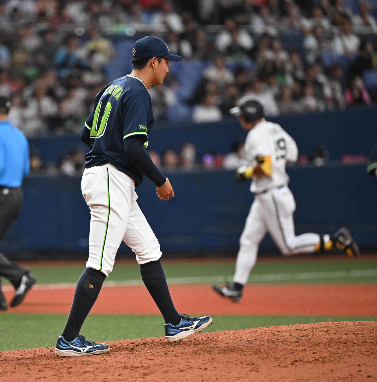 オリックス対ヤクルト　4回裏オリックス1死、杉本にソロ本塁打を浴びた奥川（撮影・和賀正仁）