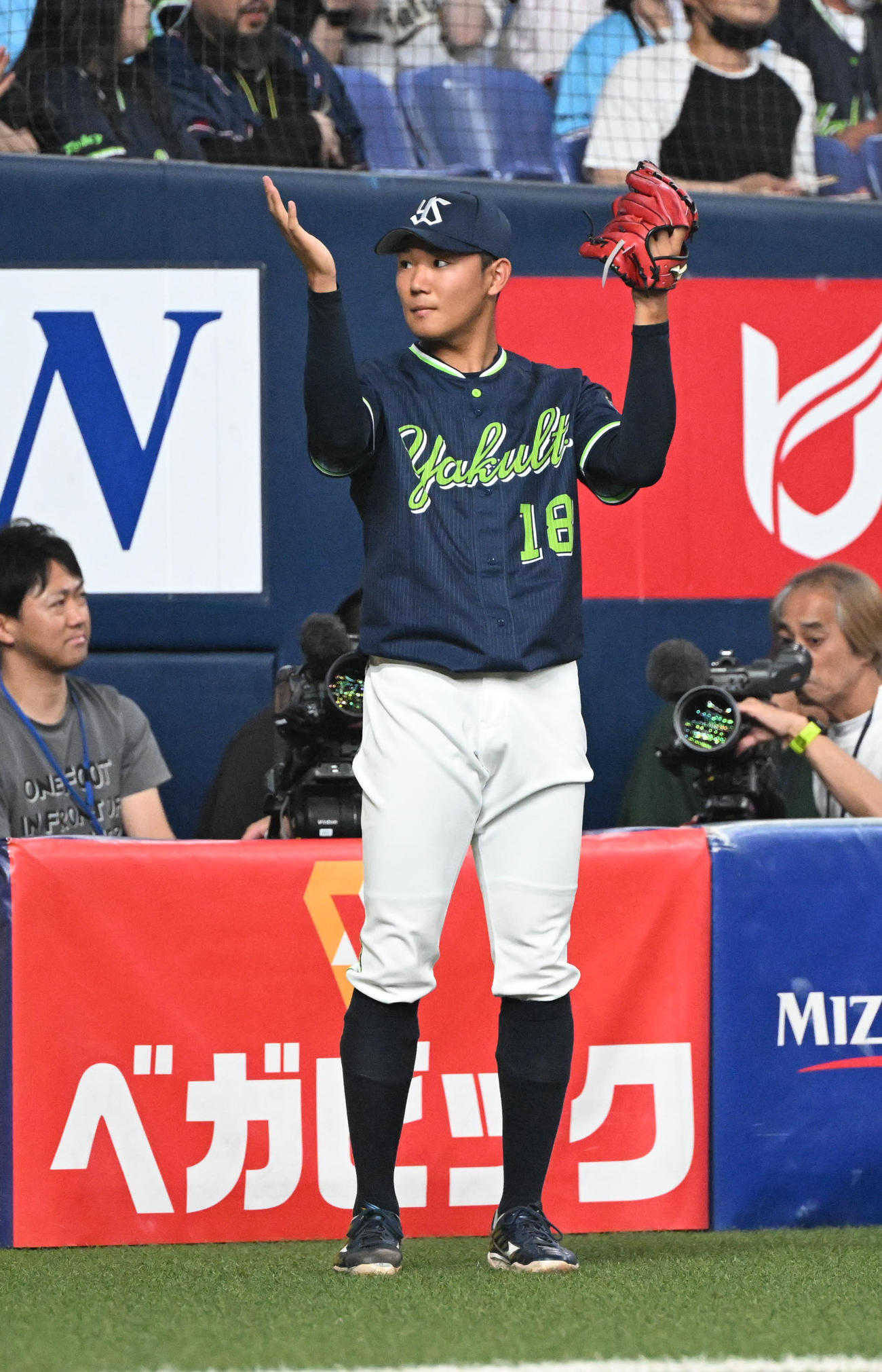 オリックス対ヤクルト　2回表ヤクルト1死一、三塁、長岡の二ゴロの間に追加点を奪い拍手する奥川（撮影・和賀正仁）
