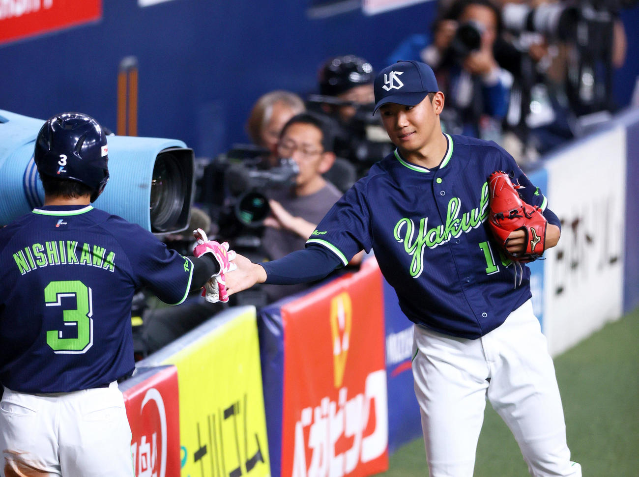 オリックス対ヤクルト　1回表ヤクルト2死二塁、奥川（右）は村上の中前適時打で先制生還の西川を出迎える（撮影・上山淳一）