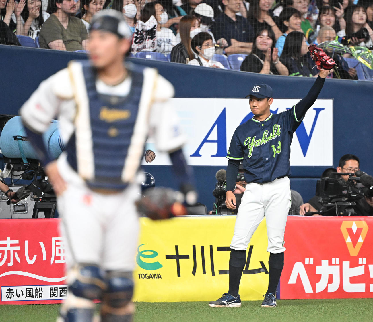 オリックス対ヤクルト　3回表ヤクルト2死一、二塁、サンタナの2点適時二塁打に喜ぶ奥川（撮影・和賀正仁）