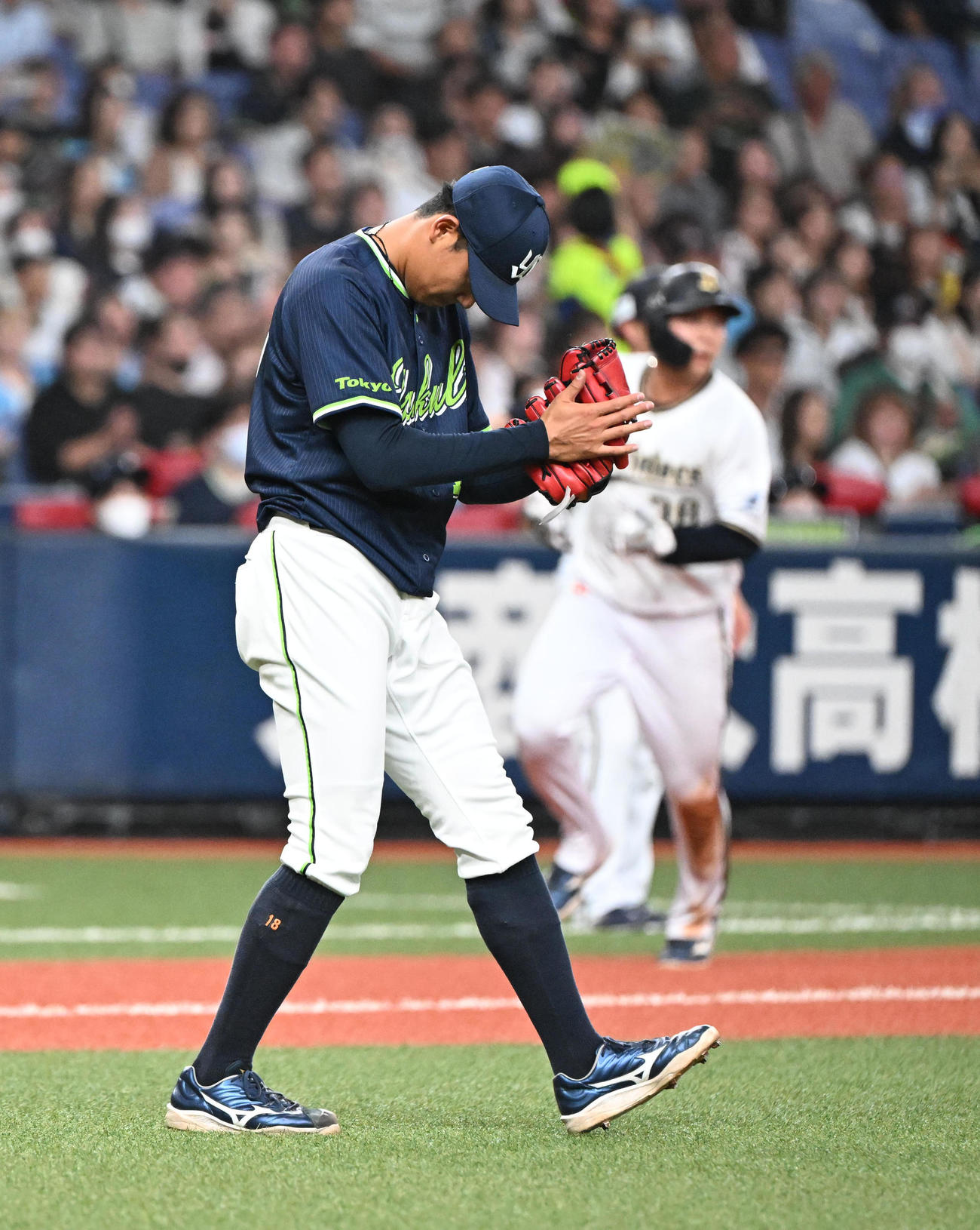オリックス対ヤクルト　33回裏オリックス2死一、二塁、紅林を右邪飛に打ち取りグラブをたたく奥川（撮影・和賀正仁）