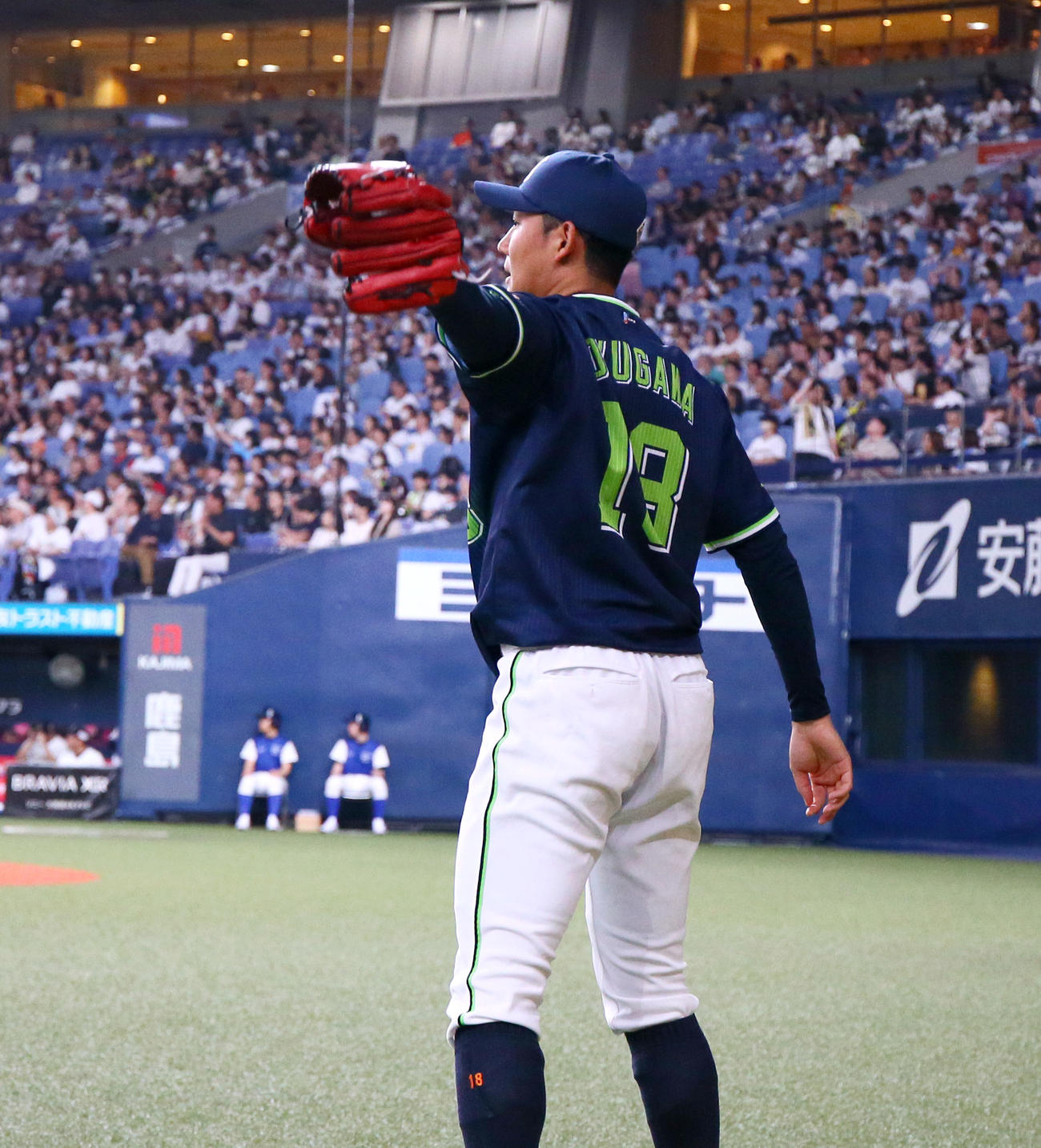 オリックス対ヤクルト　3回表ヤクルト2死一、二塁、奥川はサンタナの右適時2点二塁打で走者に向かって左手をグルグルまわす（撮影・上山淳一）