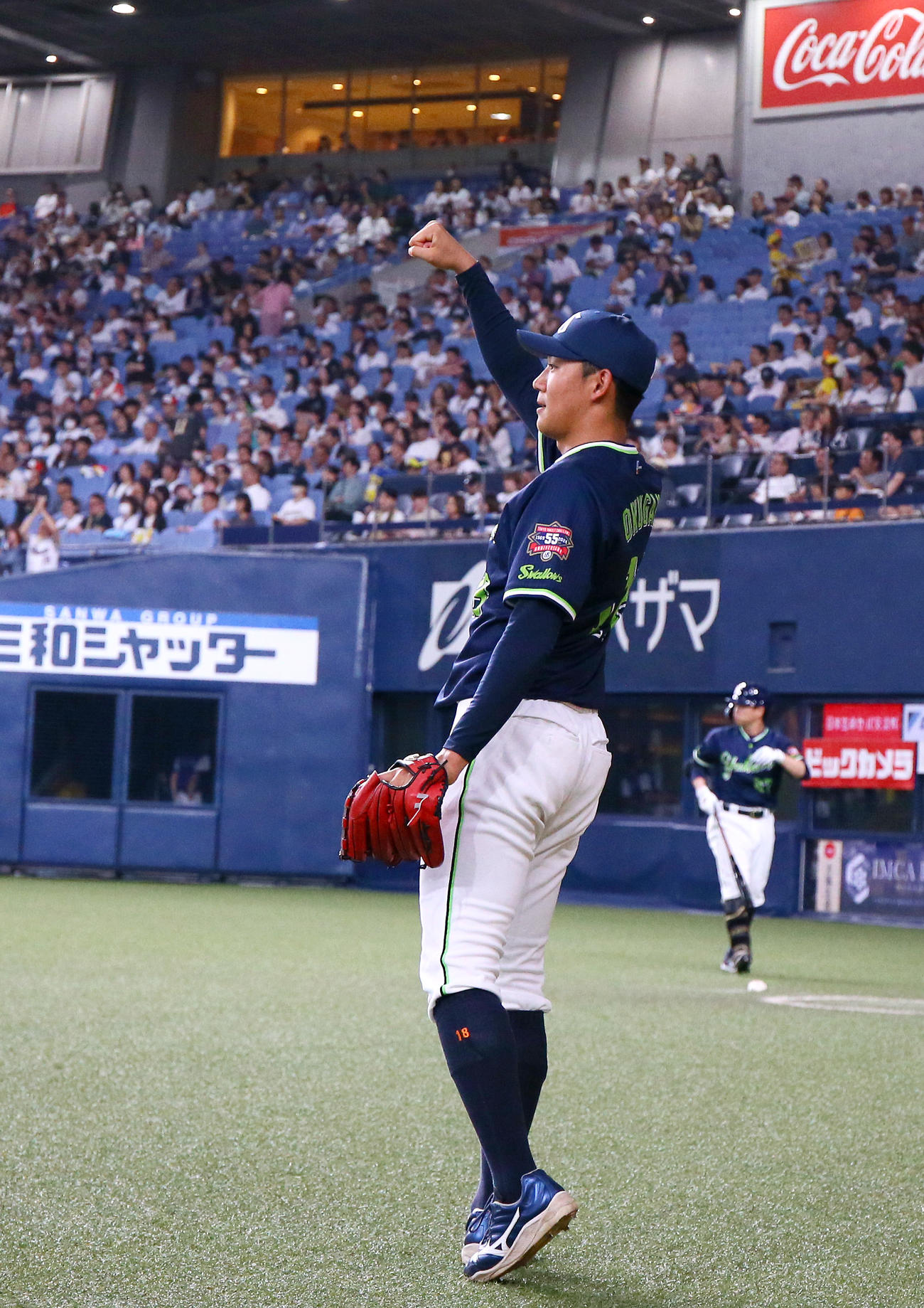 オリックス対ヤクルト　3回表ヤクルト2死一、二塁、サンタナの右適時2点二塁打でガッツポーズする奥川（撮影・上山淳一）