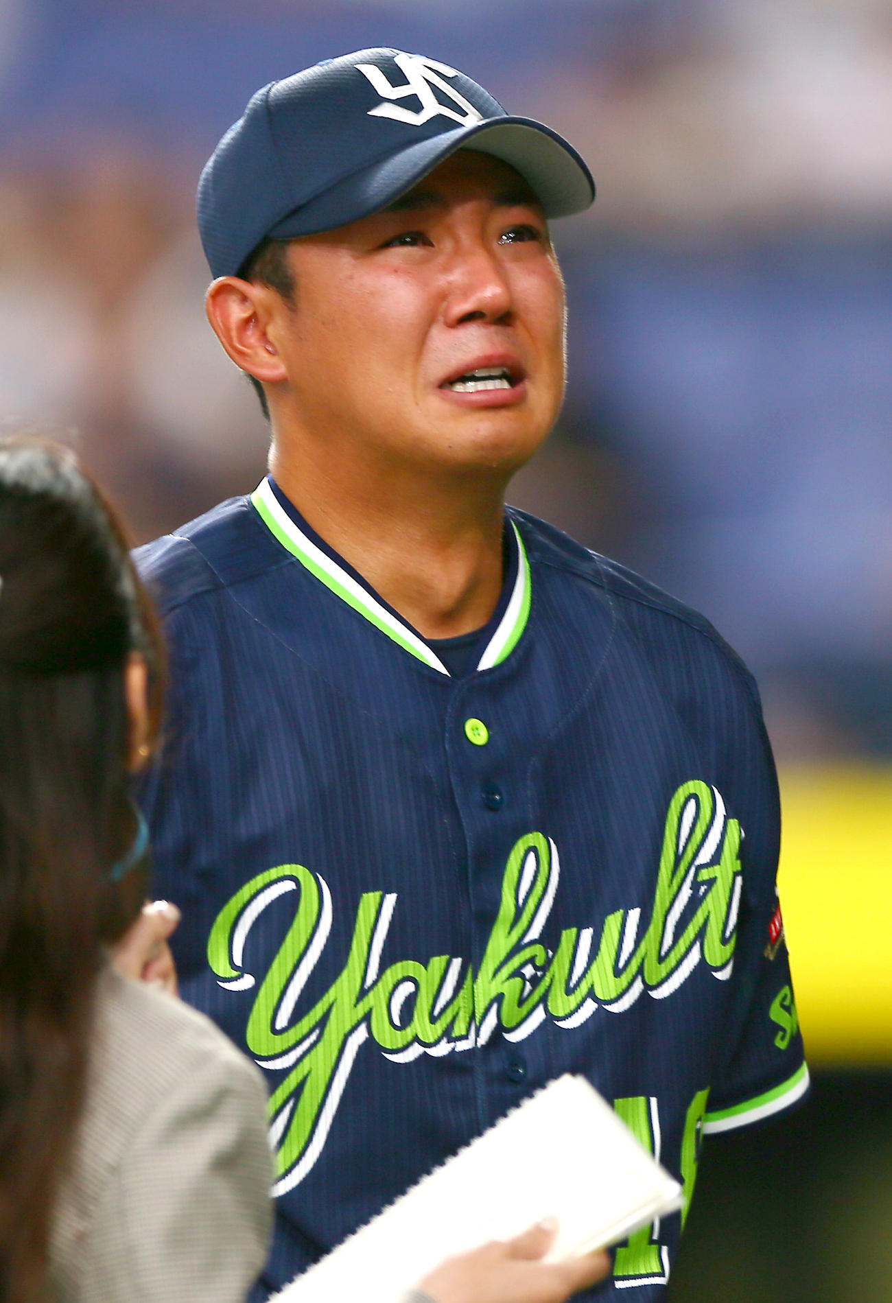 オリックス対ヤクルト　ヤクルト奥川はオリックスから勝利を挙げヒーローインタビューで感極まり涙する（撮影・上山淳一）