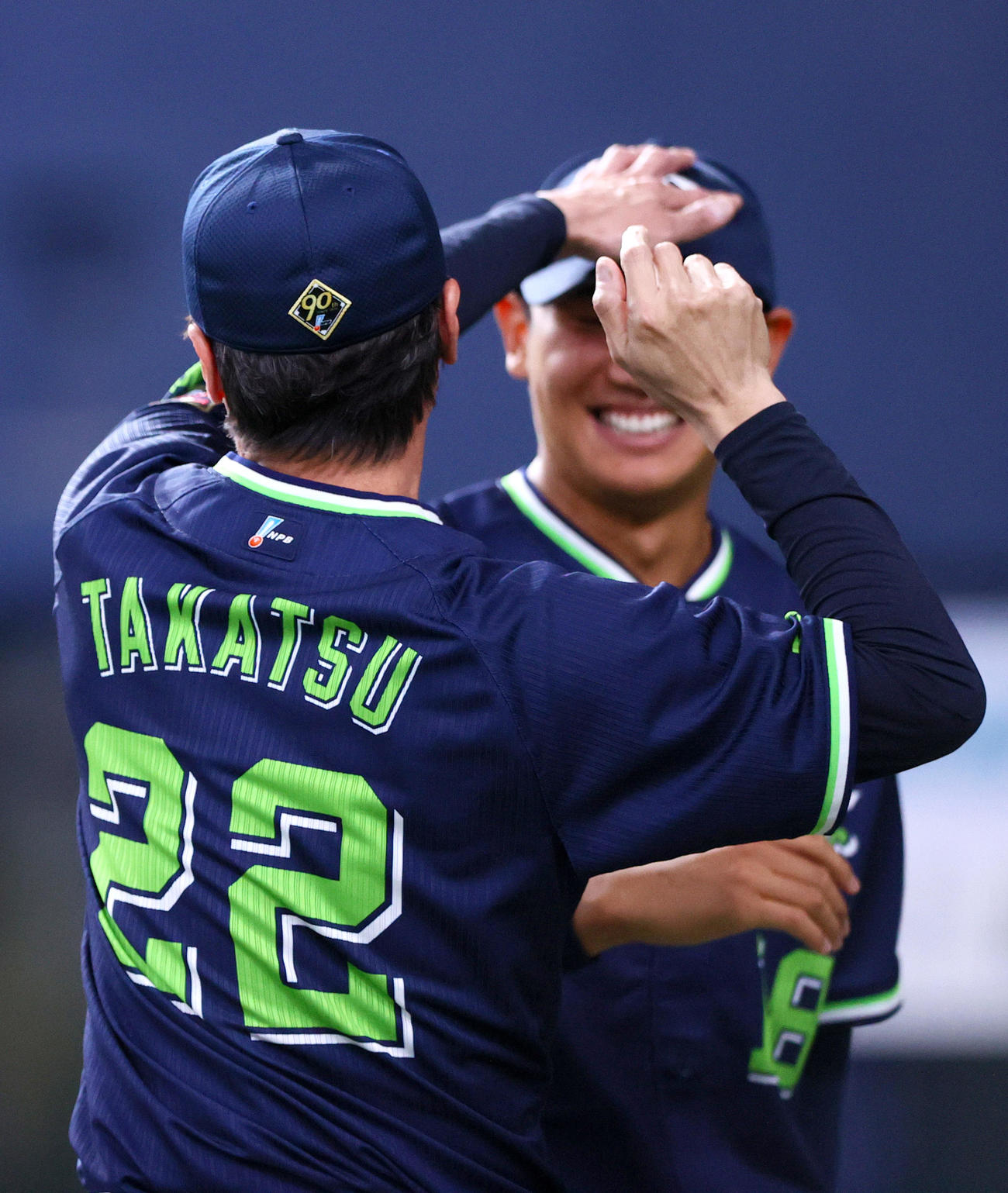 オリックス対ヤクルト　勝利を挙げたヤクルト奥川を手荒く祝福する高津監督（撮影・上山淳一）