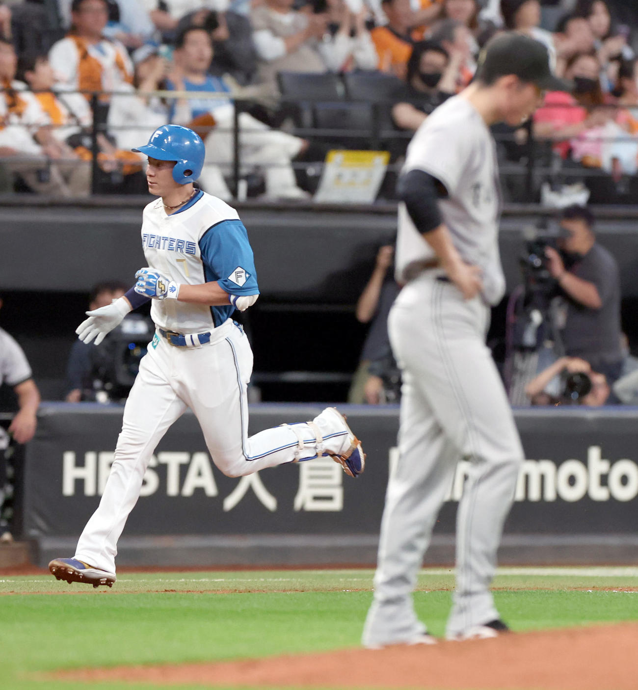 日本ハム対巨人　7回裏日本ハム2死、松本剛は左越え本塁打を放つ。右手前は戸郷（撮影・佐藤翔太）