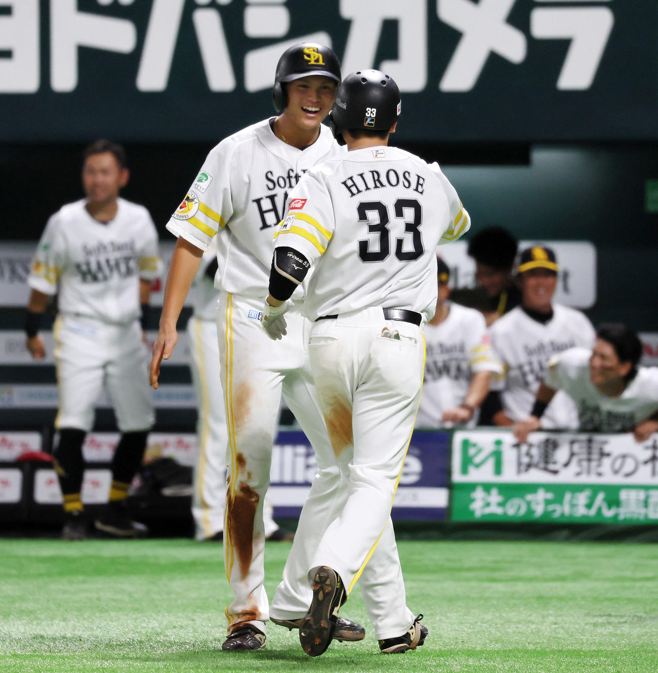 ソフトバンク対阪神　5回裏ソフトバンク2死二塁、左越え2点本塁打を放った広瀬（右）を笑顔で迎える一塁走者の笹川（撮影・加藤哉）