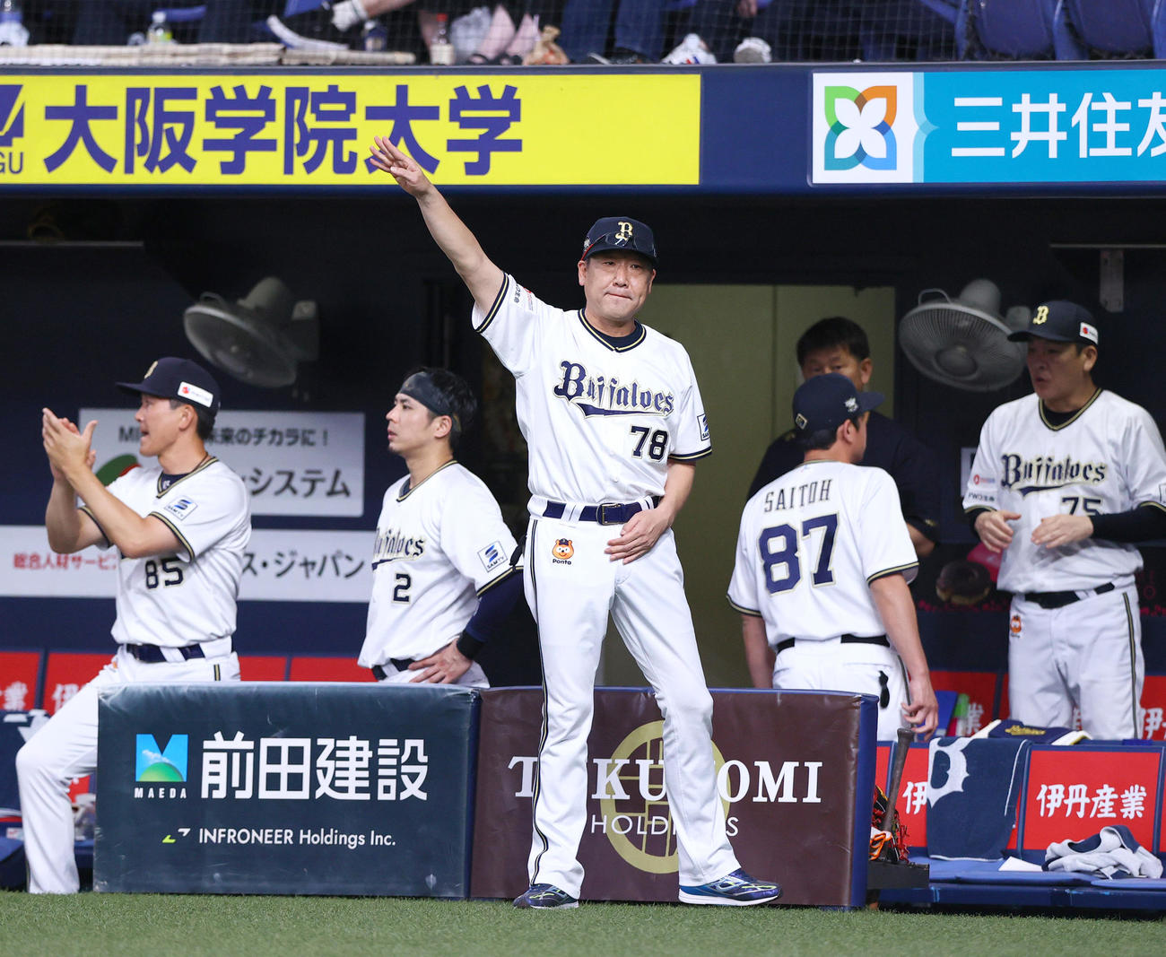 オリックス対ヤクルト　7回裏オリックス1死三塁、中嶋監督（手前）は右適時二塁打を放った代打森に代走を送る（撮影・上山淳一）