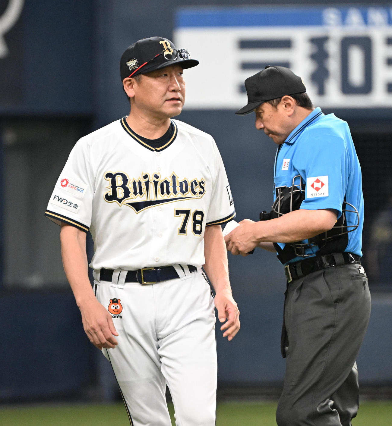 オリックス対ヤクルト　7回裏を終え、投手交代を告げるオリックス中嶋監督（撮影・和賀正仁）