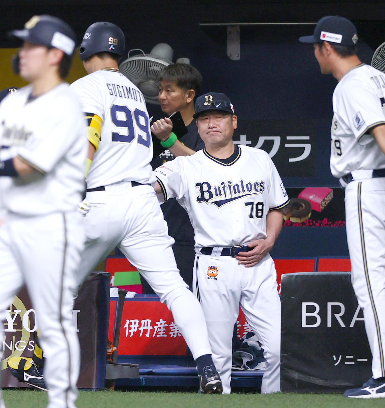 オリックス対ヤクルト　4回裏オリックス1死、中嶋監督（右から2人目）は左越えソロ本塁打を放った杉本を出迎える（撮影・上山淳一）