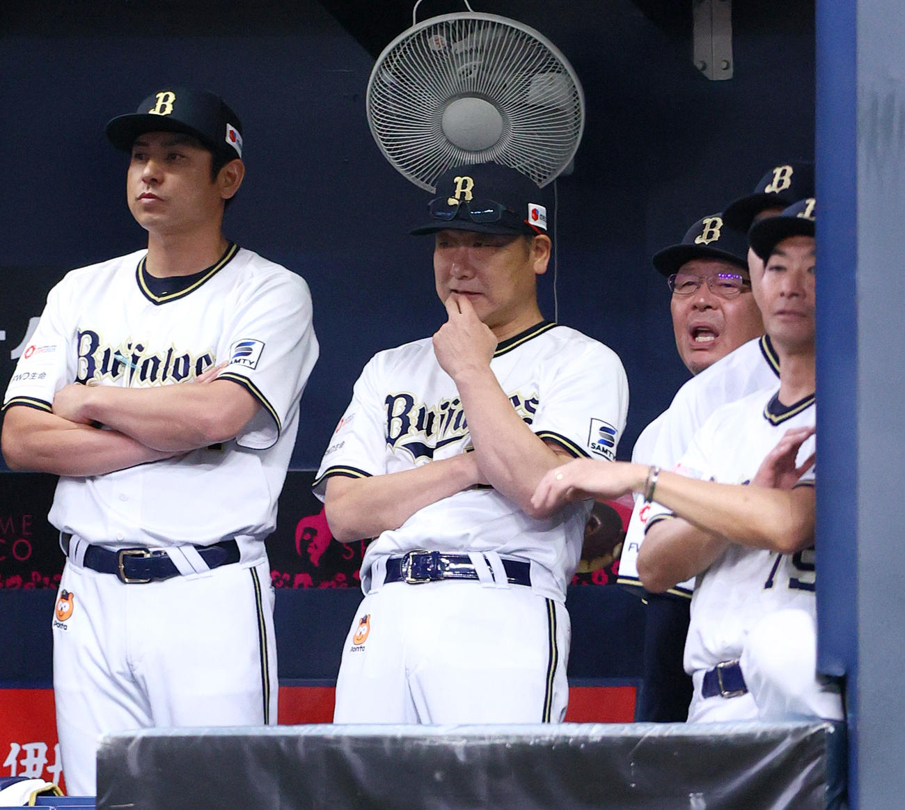 オリックス対ヤクルト　8回裏オリックス2死満塁、中嶋監督（中央）は代打頓宮を送るが三振に倒れ悔しがる（撮影・上山淳一）
