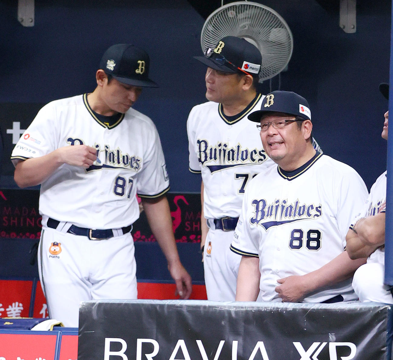 オリックス対ヤクルト　8回裏オリックス2死満塁、中嶋監督（中央）は代打頓宮裕真を送るが三振に終わり悔しがる（撮影・上山淳一）