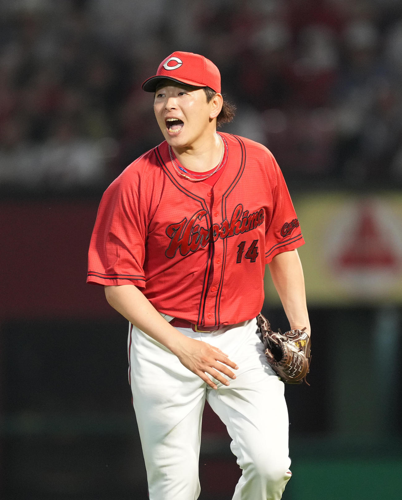 楽天対広島　7回裏楽天無死、太田の打球を見ながら叫ぶ大瀬良（撮影・菅敏）