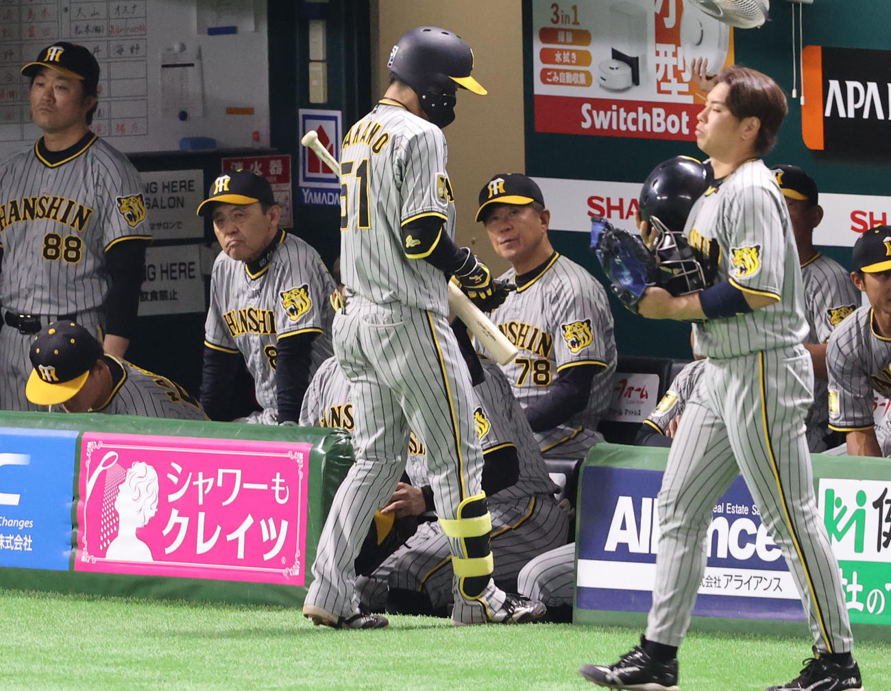 ソフトバンク対阪神　4回表阪神2死二塁、中野は空振りの三振に終わる、ベンチで渋い表情の岡田監督（撮影・梅根麻紀）