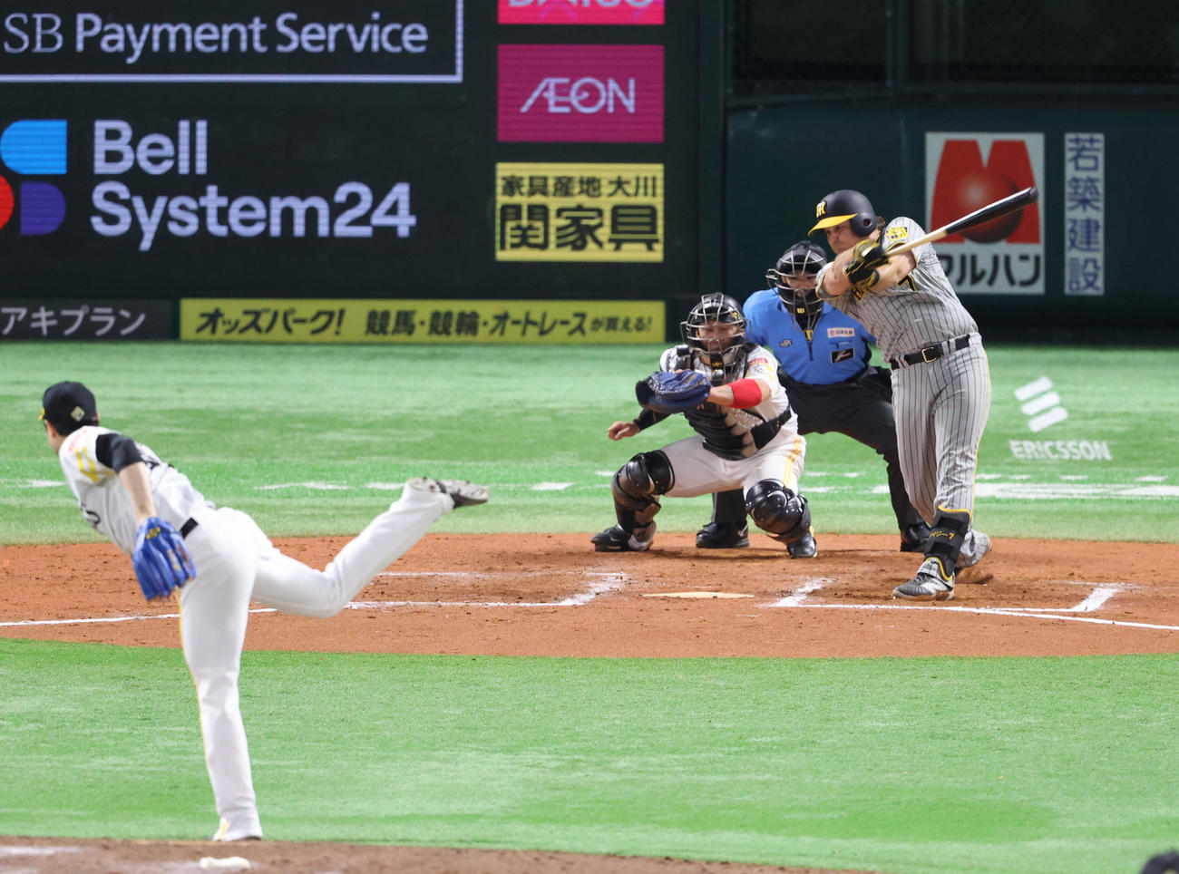 ソフトバンク対阪神　8回表阪神1死一塁、ノイジーは空振りの三振（撮影・梅根麻紀）
