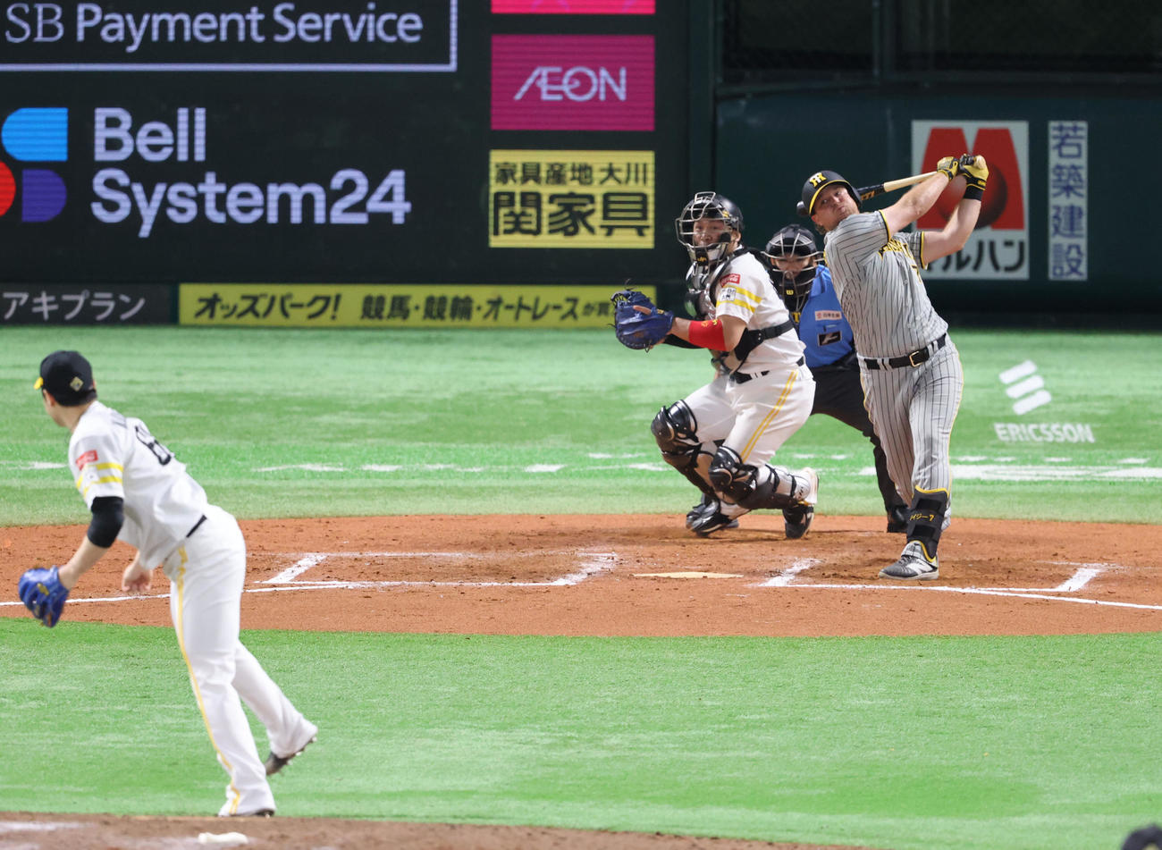 ソフトバンク対阪神　8回表阪神1死一塁、ノイジーは空振りの三振（撮影・梅根麻紀）