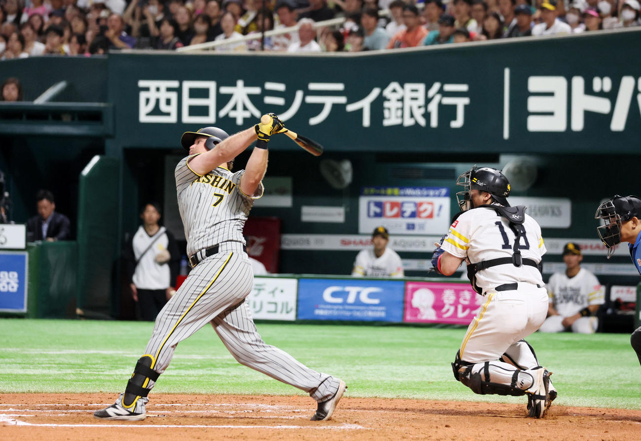 ソフトバンク対阪神　8回表阪神1死一塁、ノイジーは三振に倒れ一塁走者中野も二塁盗塁失敗で併殺となる（撮影・加藤哉）