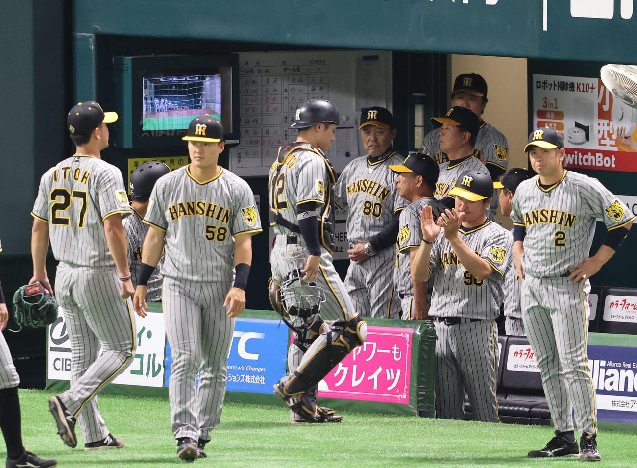 ソフトバンク対阪神　7回を終えベンチに戻る伊藤将（左）と渋い表情の岡田監督（同4人目）ら（撮影・梅根麻紀）