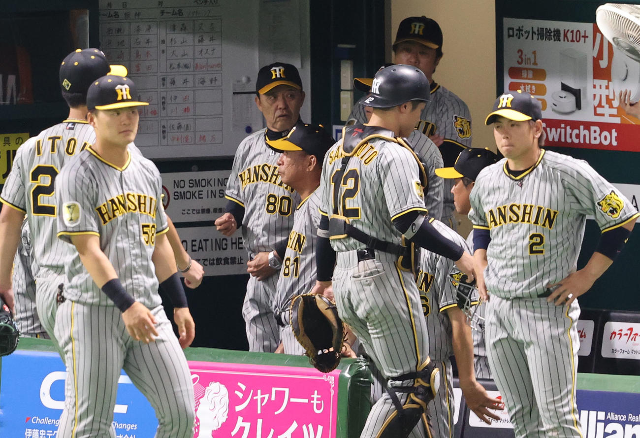 ソフトバンク対阪神　7回を終えベンチで渋い表情の岡田監督（撮影・梅根麻紀）