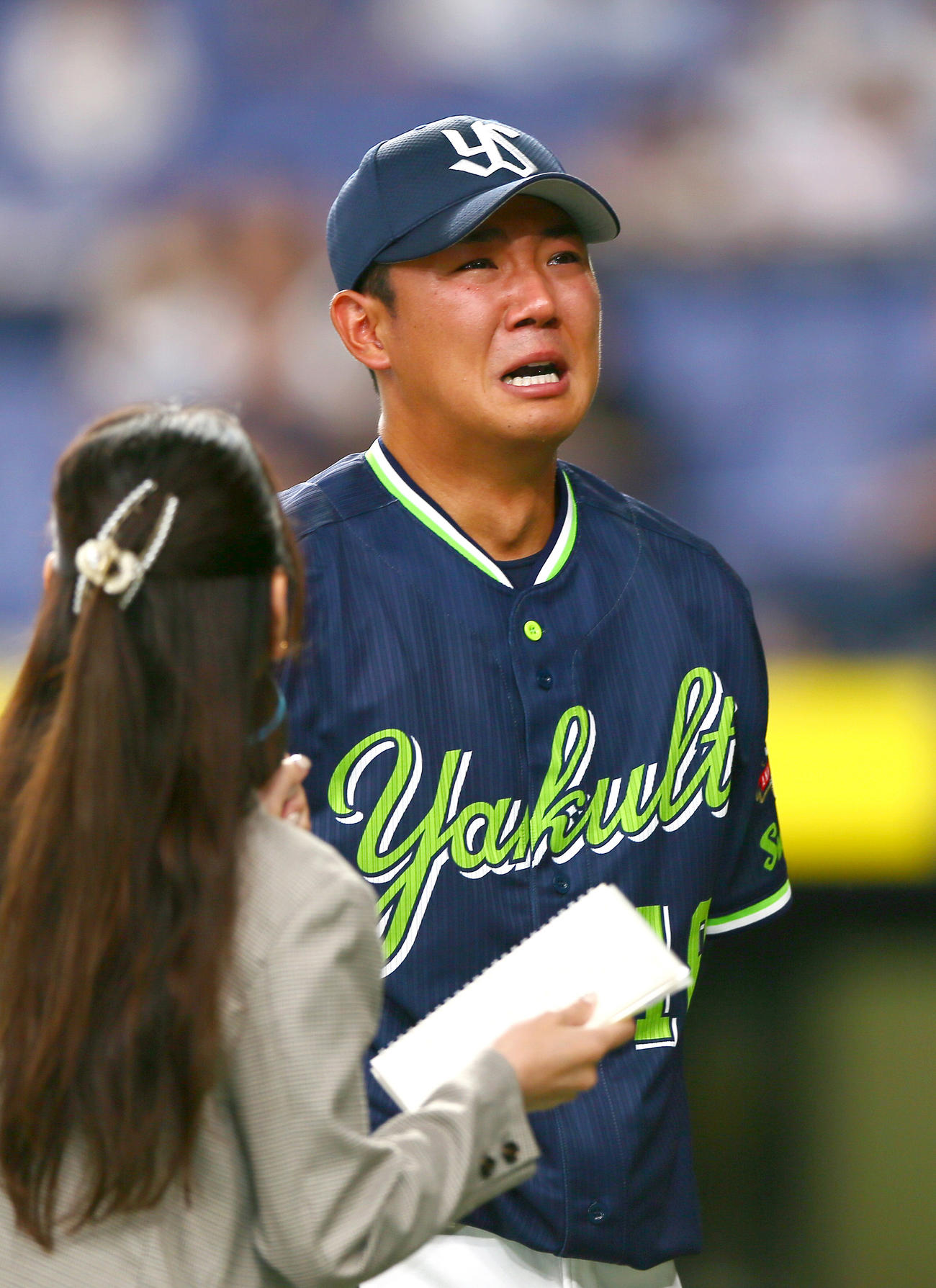 オリックス対ヤクルト　ヤクルト奥川はオリックス勝利を挙げヒーローインタビューで涙する（撮影・上山淳一）