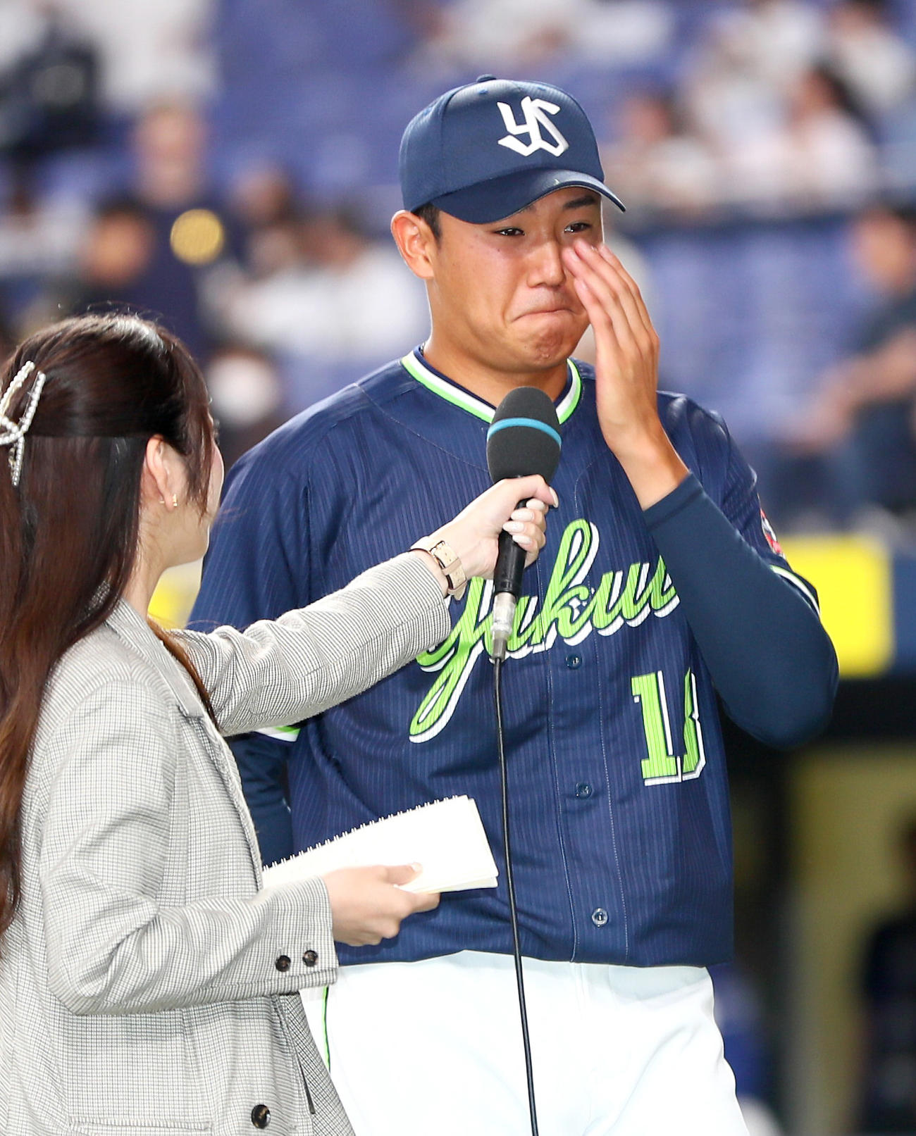 オリックス対ヤクルト　ヤクルト奥川はオリックスから勝利を挙げヒーローインタビューで感極まり涙する（撮影・上山淳一）