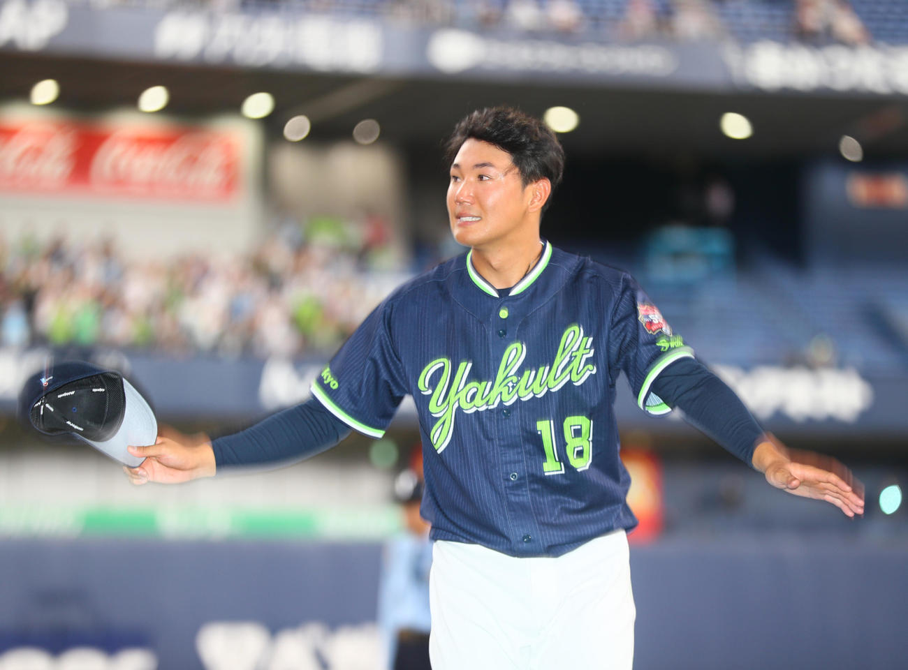 オリックス対ヤクルト　ファンの歓声に手を振って応えるヤクルト奥川（撮影・上山淳一）