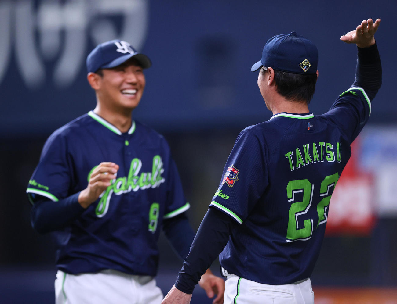 オリックス対ヤクルト　勝利を挙げたヤクルト奥川を出迎える高津監督（撮影・上山淳一）