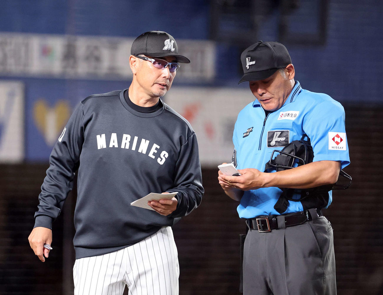 ロッテ対中日　8回表、投手交代を告げるロッテ吉井監督（撮影・鈴木正人）