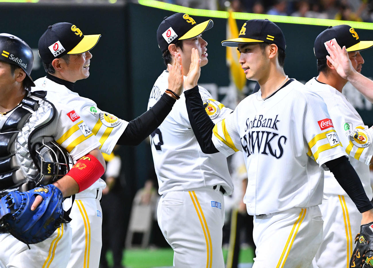 ソフトバンク対阪神　阪神に勝利し、決勝点となるプロ初本塁打を放った広瀬（右）と笑顔でタッチを交わす小久保監督（撮影・岩下翔太）