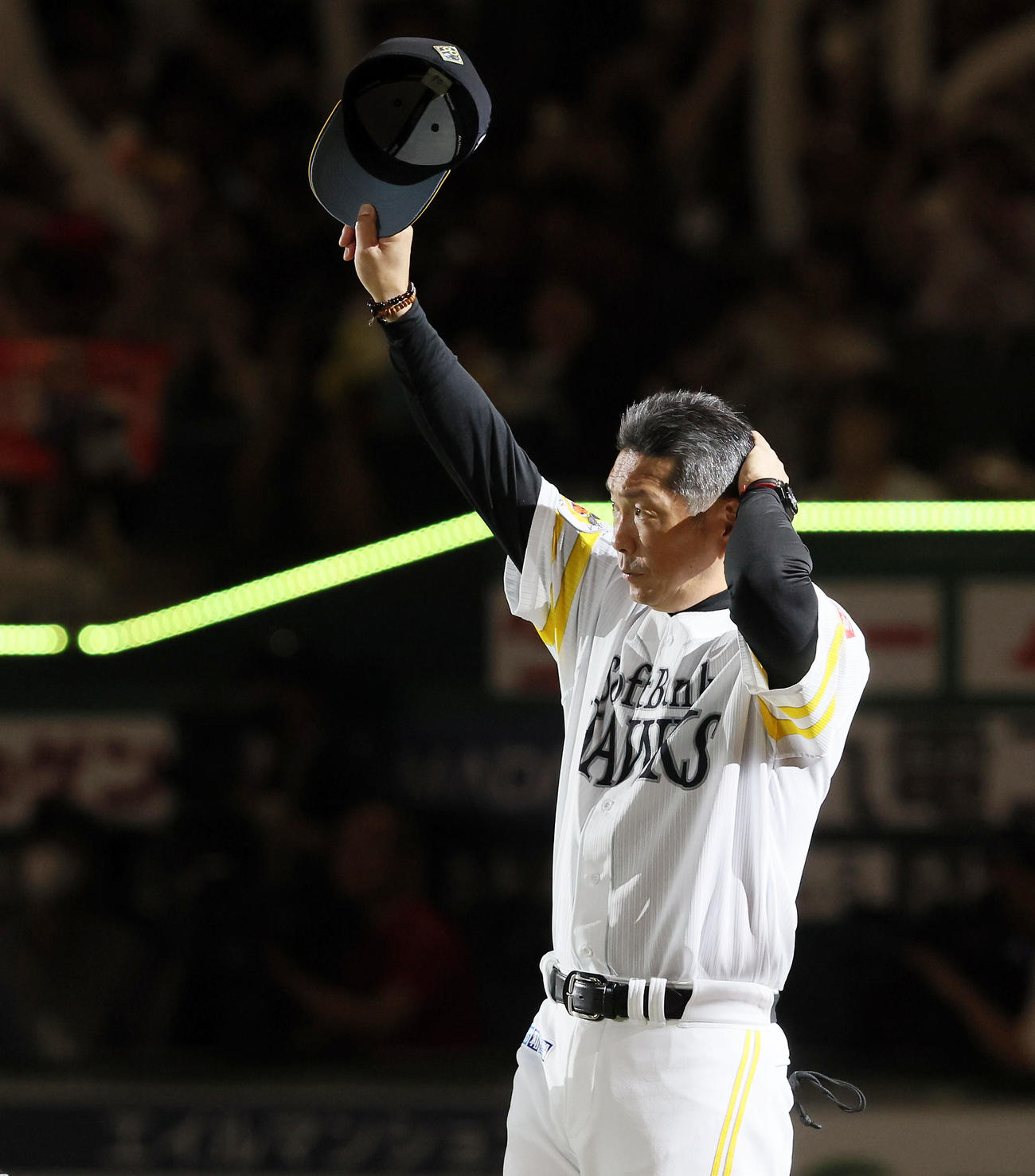 ソフトバンク対阪神　阪神に勝利しスタンドへあいさつする小久保監督（撮影・加藤哉）