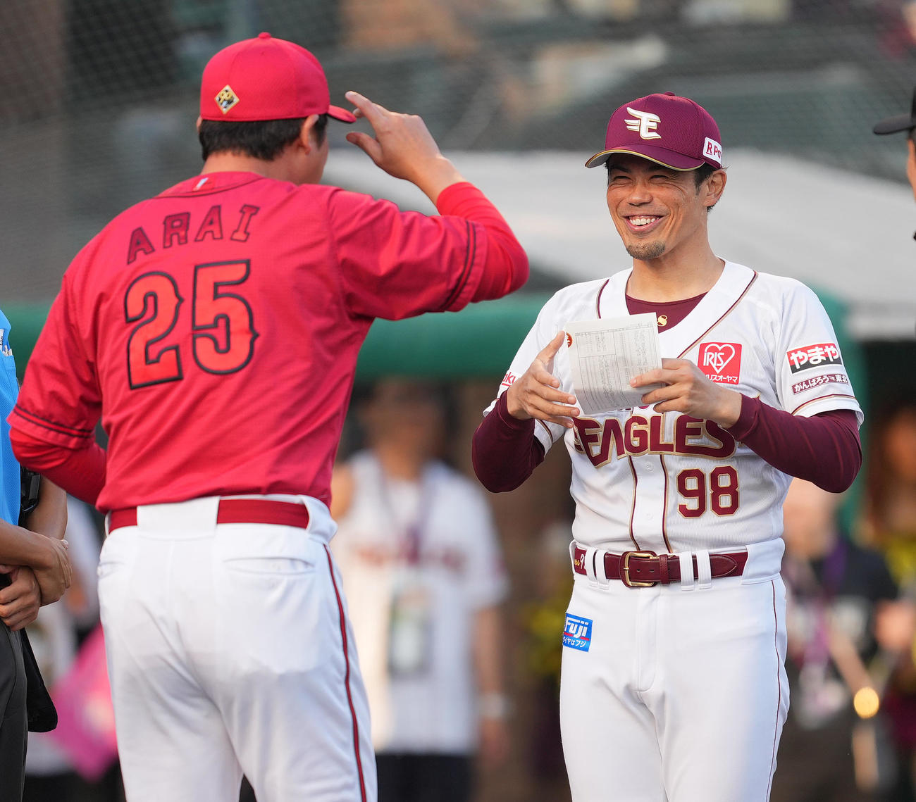 楽天対広島　試合前、広島新井監督（手前）とメンバー表の交換をする楽天今江監督（撮影・菅敏）