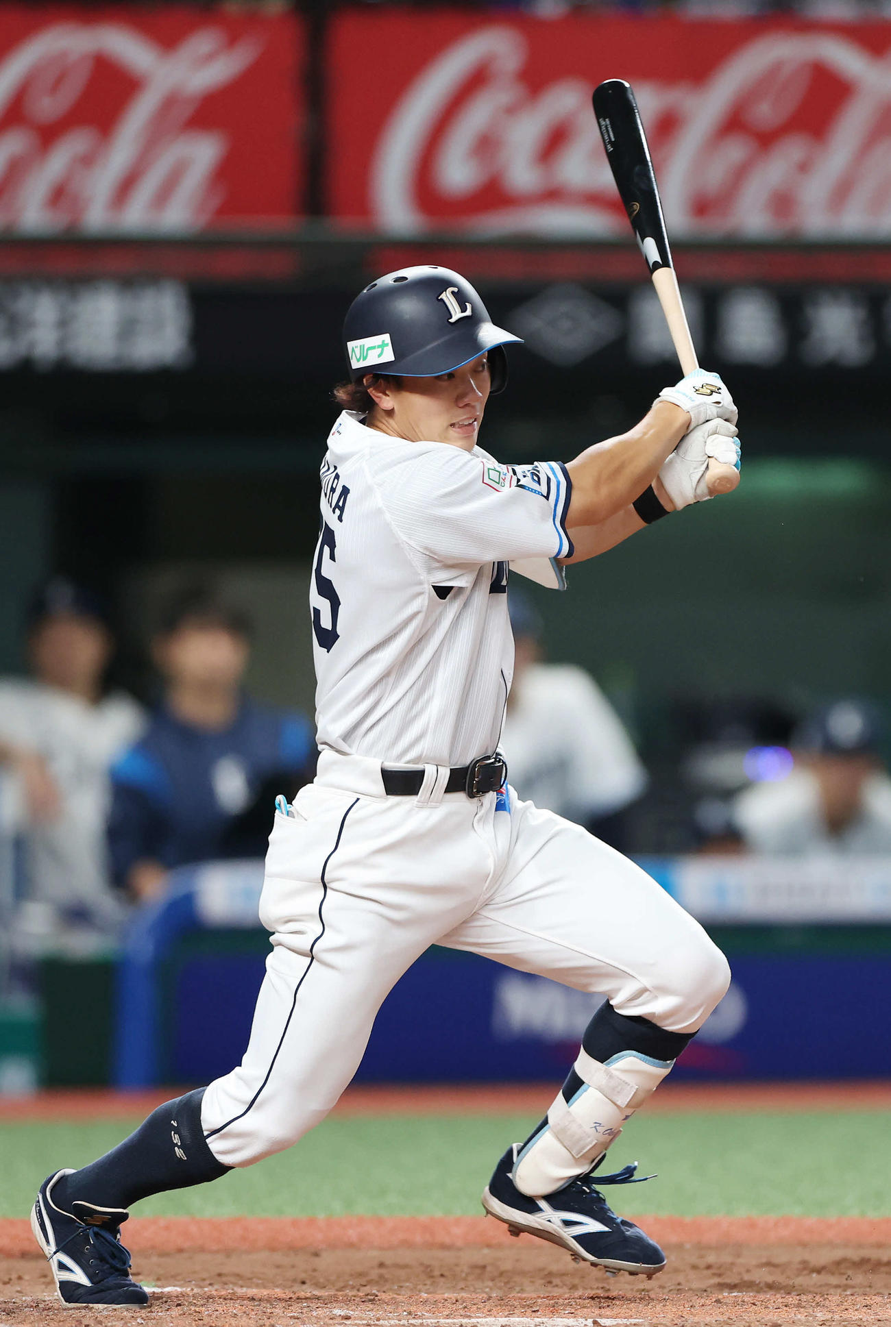 西武対DeNA 5回裏西武2死、中前にプロ初安打を放つ奥村（撮影・宮地輝）