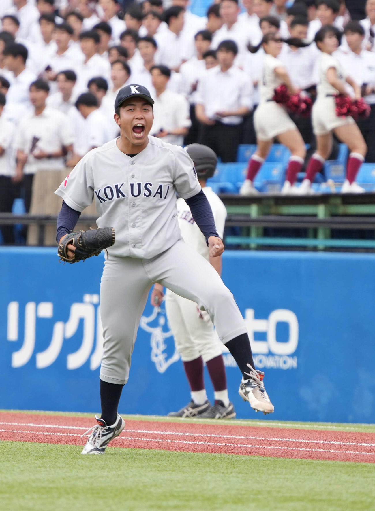 早大対東日本国際大　3回表早大1死一塁、東日本国際大先発の磯前は寺尾を遊ゴロ併殺打に仕留め雄たけびを上げる（撮影・小沢裕）
