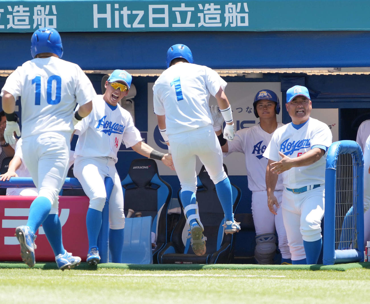 青学大対天理大　1回表青学大2死一、二塁、佐々木（中央）は左越えに先制の3点本塁打を放ちベンチのナインの祝福を受ける（撮影・小沢裕）