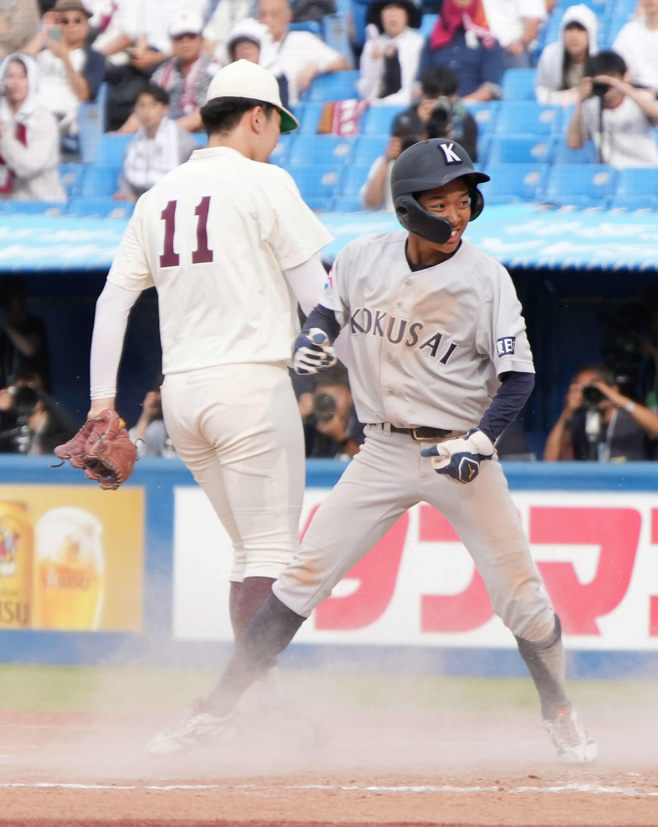 早大対東日本国際大　6回裏東日本国際大2死三塁、三塁走者の山本は早大先発の伊藤（左）の暴投で同点の生還を果たす（撮影・小沢裕）