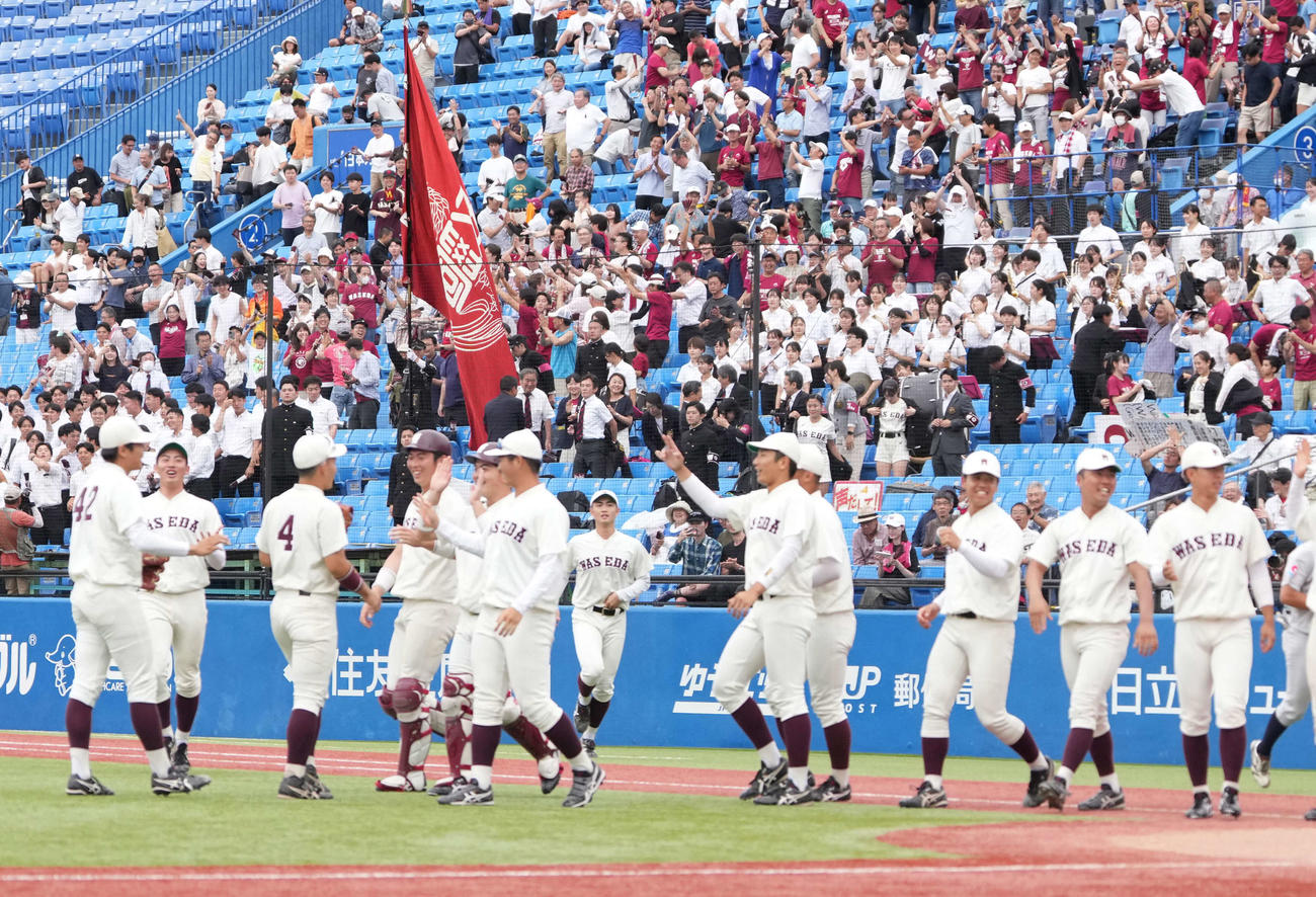 早大対東日本国際大　延長10回、タイブレークを制し決勝進出を決めた早大ナイン（撮影・小沢裕）