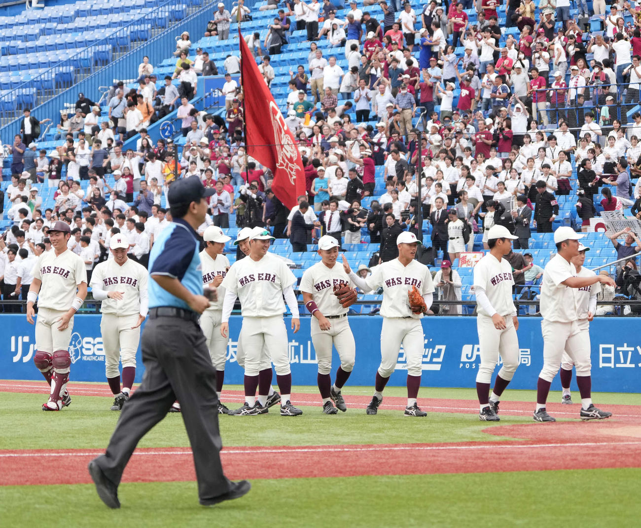 早大対東日本国際大　延長10回、タイブレークを制し決勝進出を決めた早大ナイン（撮影・小沢裕）