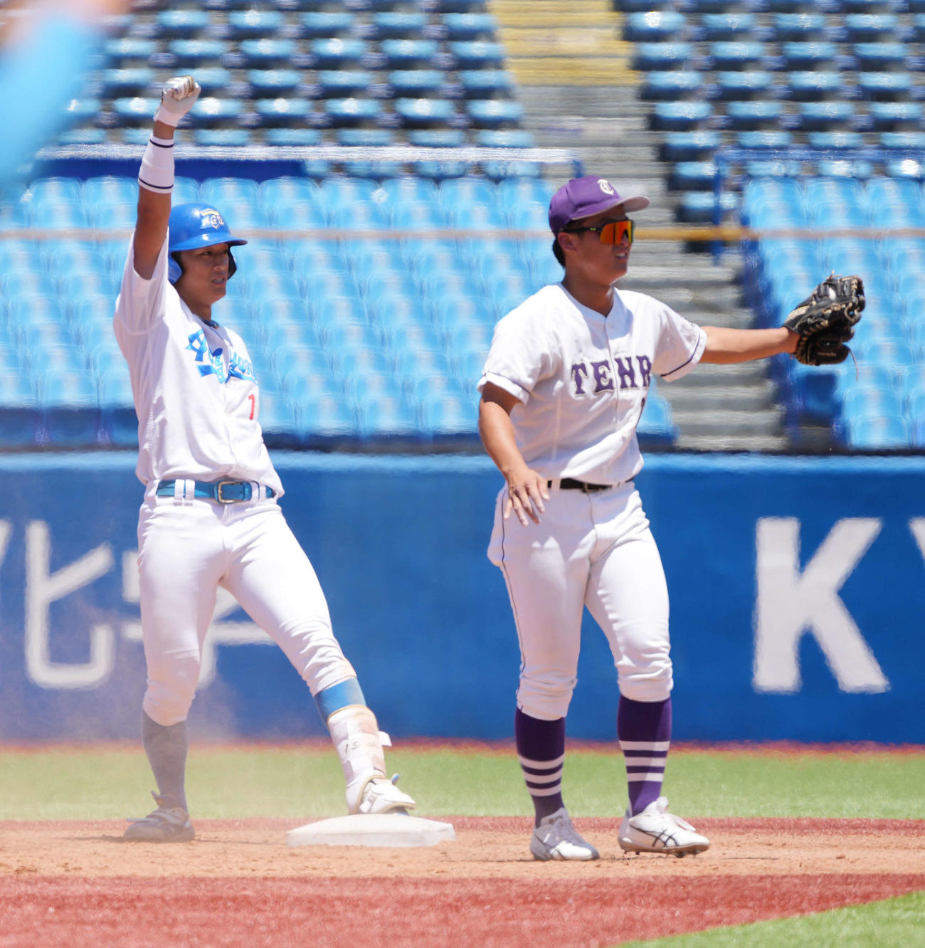 青学大対天理大　3回表青学大2死二塁、佐々木は左前適時打を放ちベンチに向かってガッツポーズ（撮影・小沢裕）