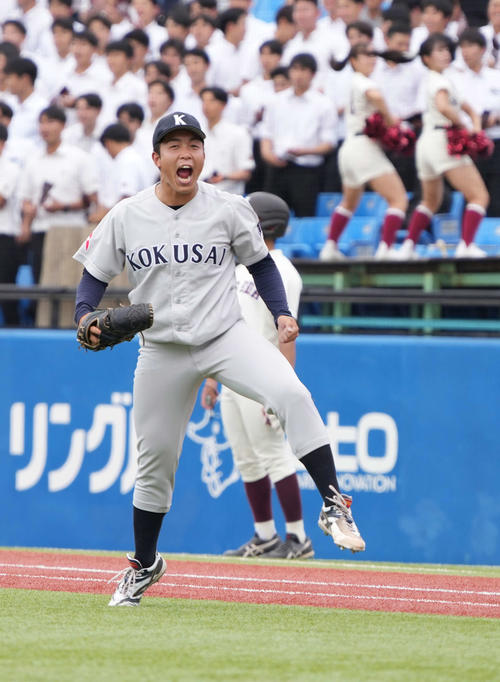 早大対東日本国際大　3回表早大1死一塁、東日本国際大先発の磯前は寺尾を遊ゴロ併殺打に仕留め雄たけびを上げる（撮影・小沢裕）