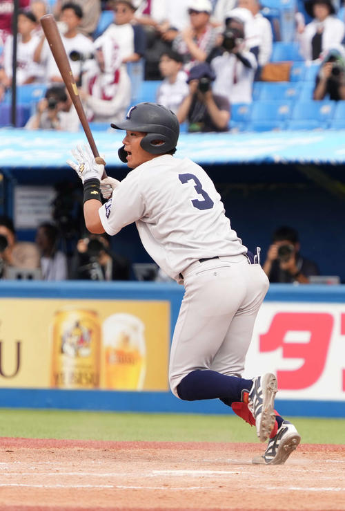 早大対東日本国際大　5回裏東日本国際大1死二、三塁、黒田は左越えに先制2点適時二塁打を放つ（撮影・小沢裕）