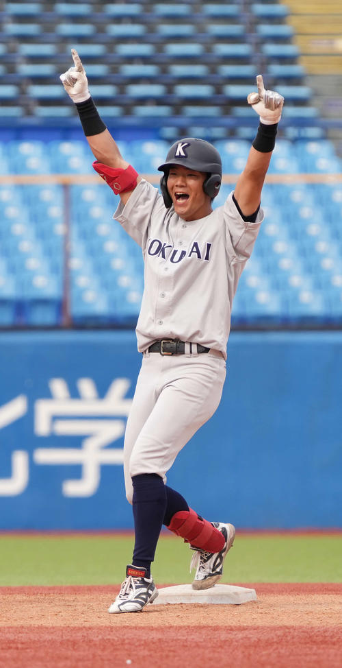 早大対東日本国際大　5回裏東日本国際大1死二、三塁、黒田は左越えに先制2点適時二塁打を放つ（撮影・小沢裕）