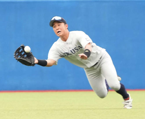 早大対東日本国際大　8回表早大2死三塁、東日本国際大・森川中堅手は印出の打球をダイビングキャッチする（撮影・小沢裕）