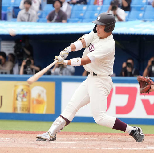早大対東日本国際大　延長10回表早大1死満塁、吉納は左犠飛を放つ（撮影・小沢裕）