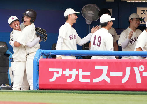 早大対東日本国際大　6回表早大2死一、二塁、吉納（左から2人目）は右越えに逆転3点本塁打を放ちチームメートの祝福を受ける。右は先発の伊藤（撮影・小沢裕）
