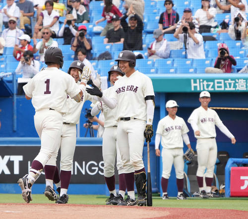 早大対東日本国際大　6回表早大2死一、二塁、吉納（左）は右越えに逆転3点本塁打を放ちナインの祝福を受ける（撮影・小沢裕）