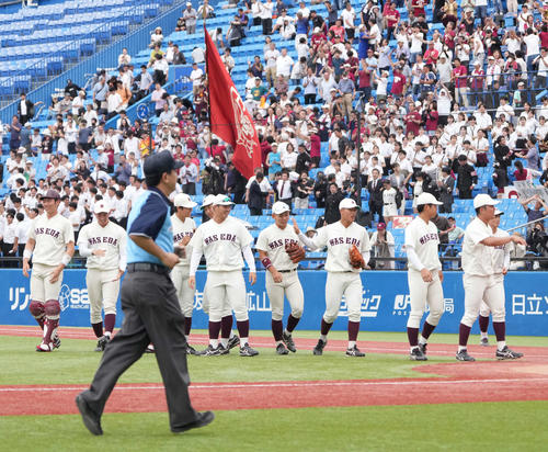 早大対東日本国際大　延長10回、タイブレークを制し決勝進出を決めた早大ナイン（撮影・小沢裕）