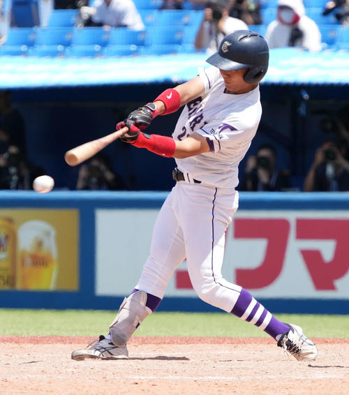 青学大対天理大　4回裏天理大1死満塁、代打藤沢は二塁適時内野安打を放つ（撮影・小沢裕）