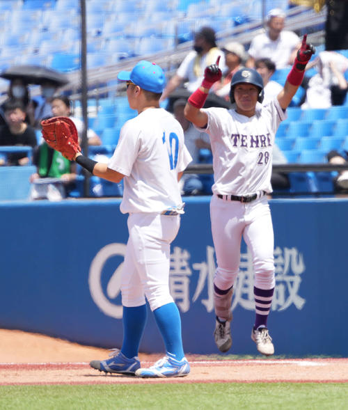 青学大対天理大　4回裏天理大1死満塁、代打藤沢（右）は二塁適時内野安打を放つ（撮影・小沢裕）