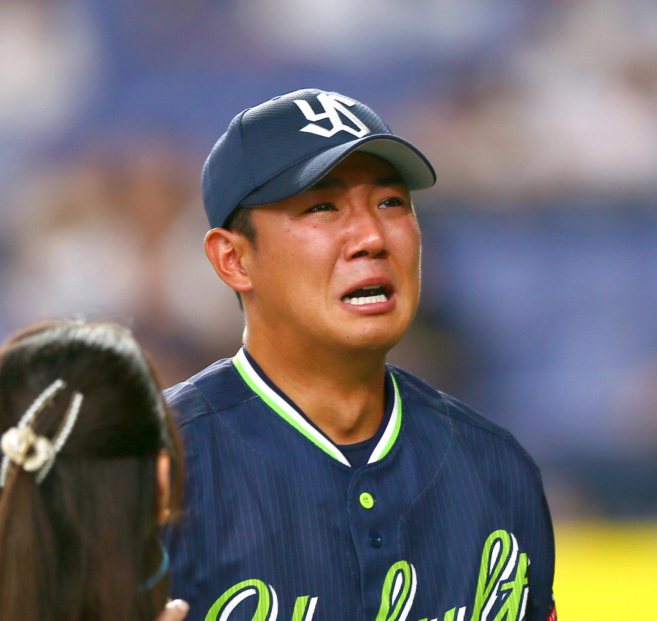 ヤクルト奥川は勝利を挙げヒーローインタビューで涙する（撮影・上山淳一）