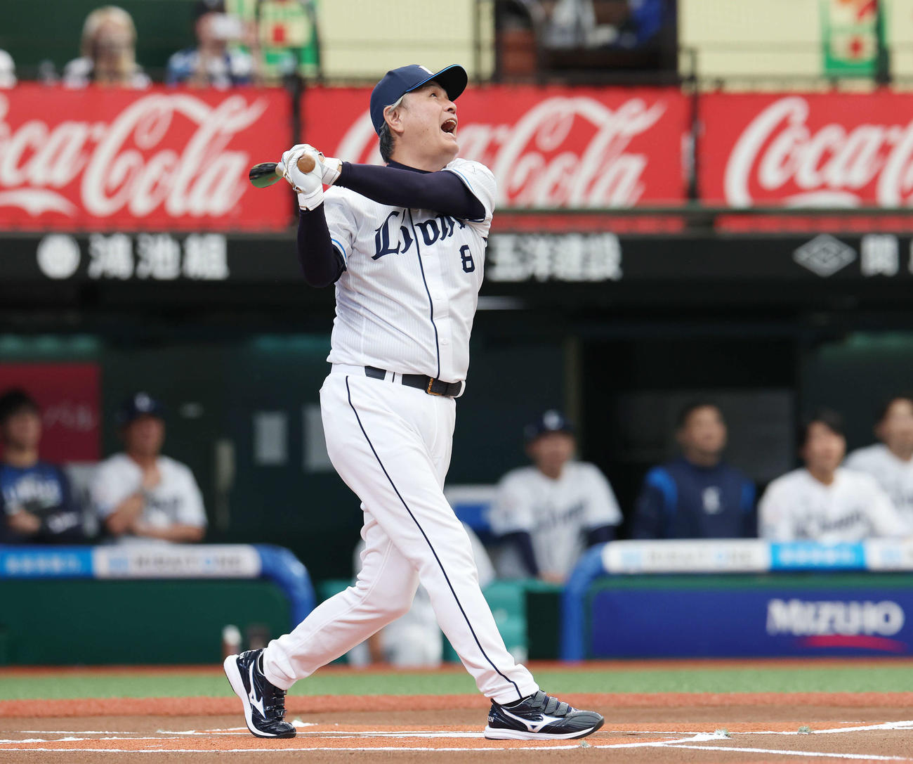 西武対DeNA OB1打席対決で打席に立ち遊飛に倒れた鈴木氏（撮影・宮地輝）